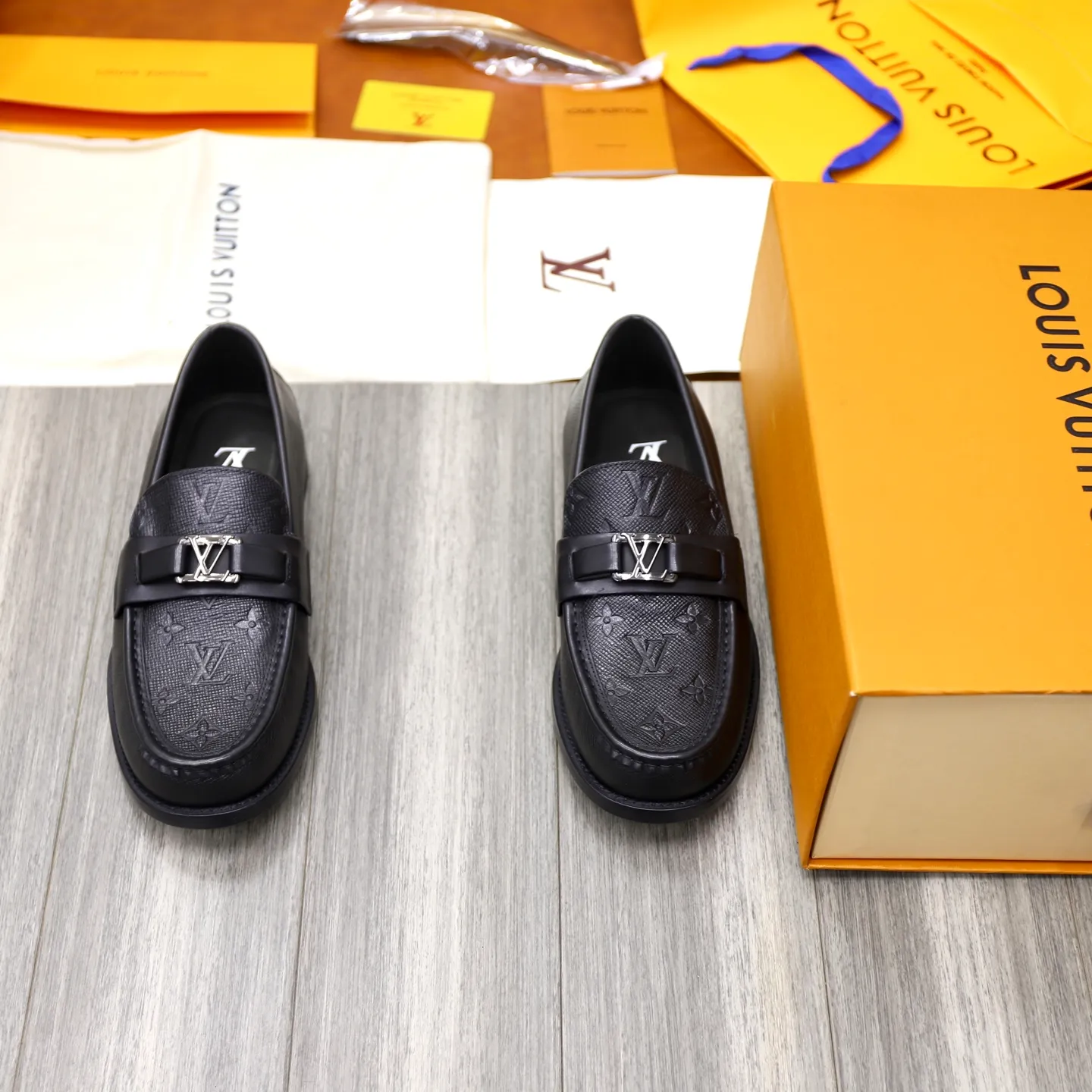Men's shoes 💰: 💰900LV Louis Vuitton slip-on loafers, top quality products produced in Dongguan, ready for sale! This LV Glove loafer is made of selected soft cowhide, with a slightly wrinkled leather surface and a very high-end texture. Each pair is unique. The leather surface is light and soft, with a fine texture and good luster. It is a classic loafer style, with exquisite handmade mark stitching on the toe, and a square toe configuration to highlight the classic style. The horizontal band has hot-printed LV three-dimensional letters, semi-solid handcrafts and a genuine leather outsole, and a rubber patch on the heel to create wear-resistant performance and comfort. One of the must-have loafers for men! Comes with full original packaging! Code number: 38-39-40-41-42-43-44 (38, 45, 46 customized) standard leather shoe code